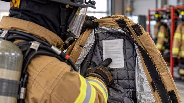 Etiqueta interior de una pieza de equipo de protección para bombero