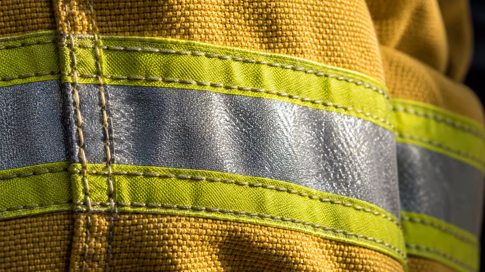 Detalle de una prenda resistente a la flama para bombero